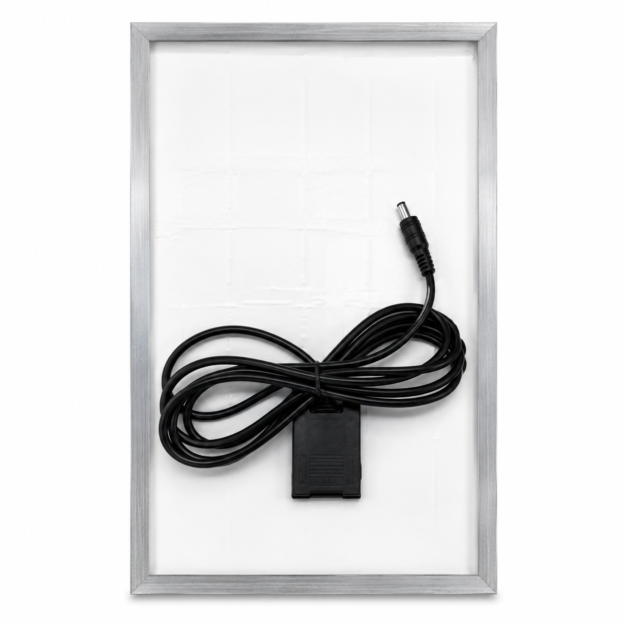 Parte trasera del panel solar con el cable integrado