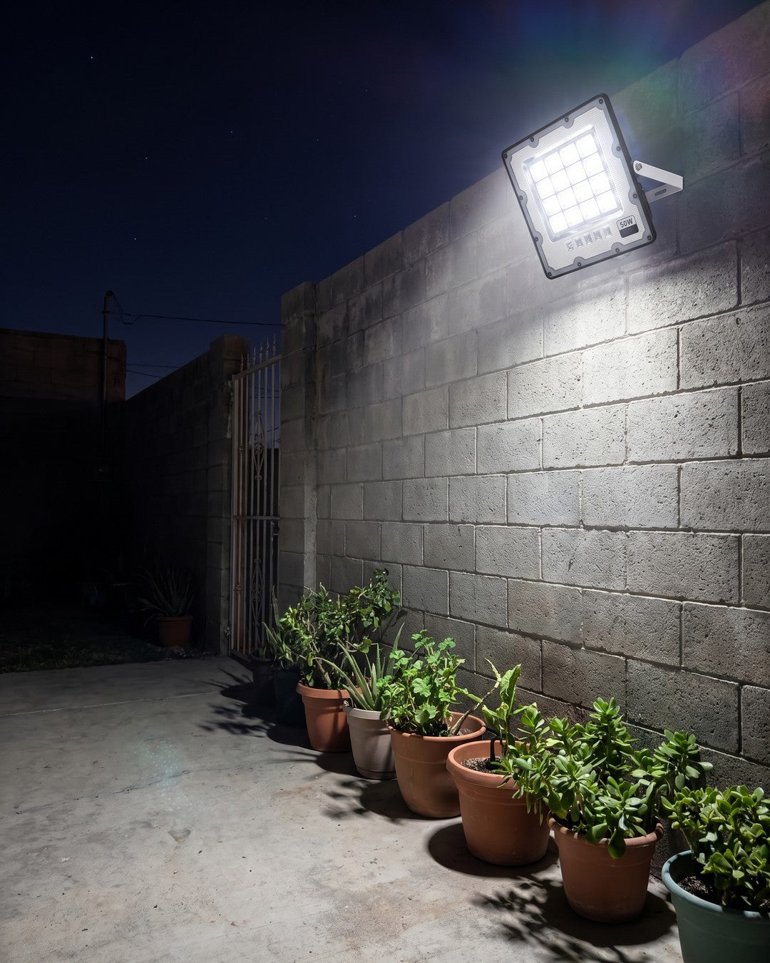 Patio iluminado de noche con el reflector