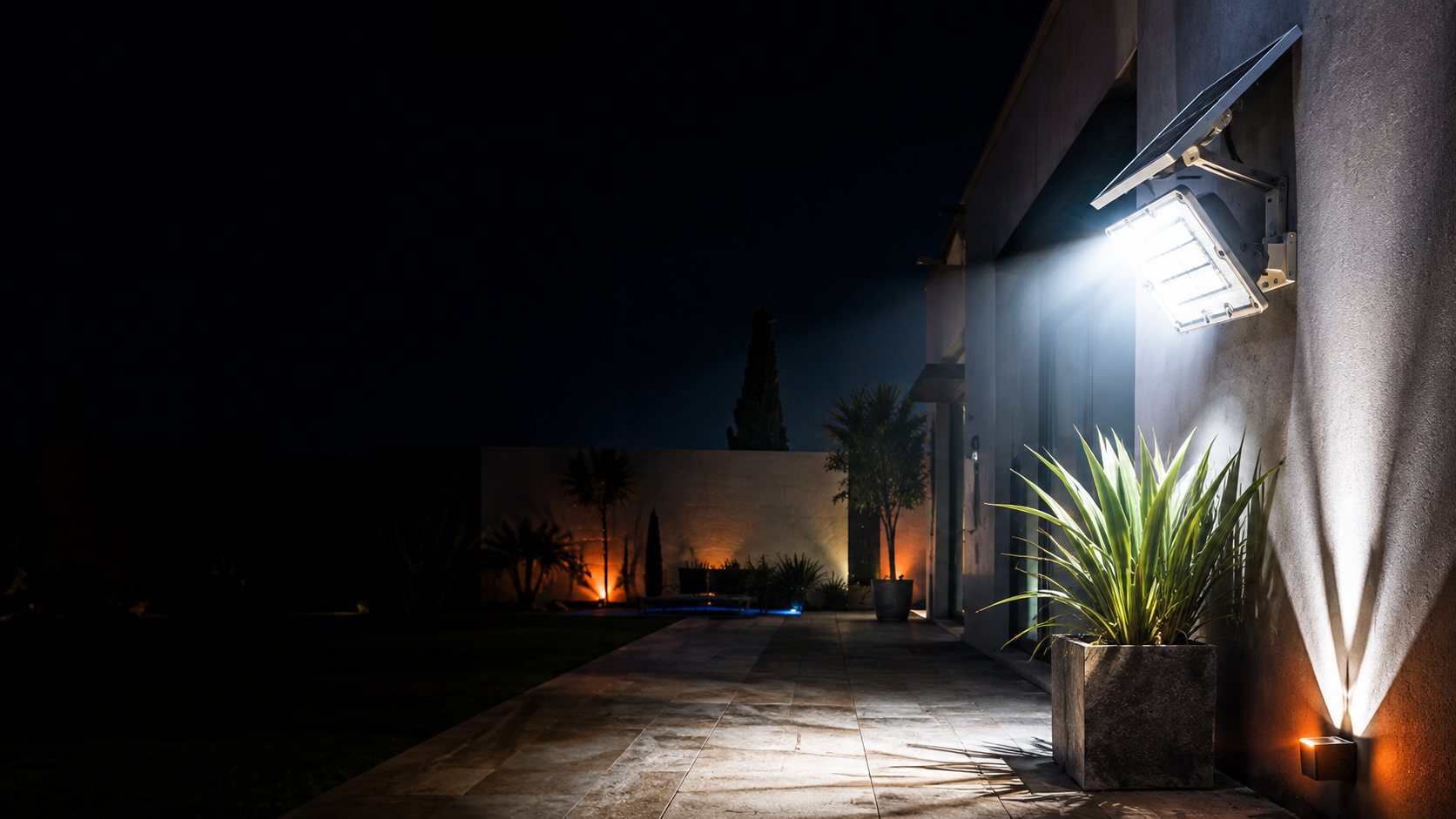 Patio iluminado de noche